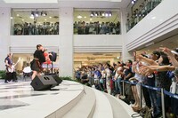 angela「夏だ！ 祭りだ！ angelaだ!! 史上最強のフェスティバル！ 『LOVE＆CARNIVAL』発売記念 ミニライブ＆“愛を込めた”うちわのお渡し会」の様子。