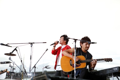 ポルノグラフィティ「横浜ロマンスポルノ'16 ～THE WAY～」の様子。（写真提供：SME Records）