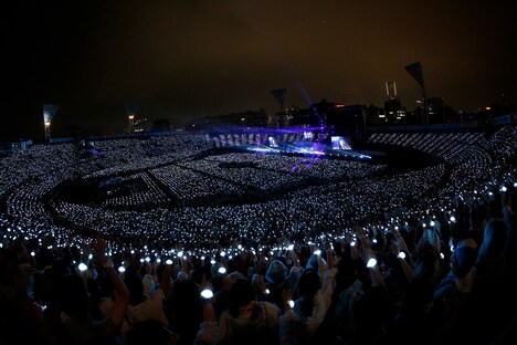 ポルノグラフィティ「横浜ロマンスポルノ'16 ～THE WAY～」の様子。（写真提供：SME Records）
