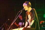竹縄航太(Vo, G, Piano)(写真提供:ポニーキャニオン)