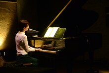 9月11日に東京・STAR PINE'S CAFEで行われた、南壽あさ子のニューシングル「flora」発売記念イベントの様子。