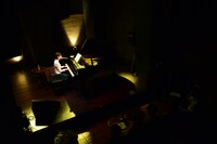 9月11日に東京・STAR PINE'S CAFEで行われた、南壽あさ子のニューシングル「flora」発売記念イベントの様子。