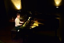 9月11日に東京・STAR PINE'S CAFEで行われた、南壽あさ子のニューシングル「flora」発売記念イベントの様子。