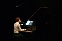 9月11日に東京・STAR PINE'S CAFEで行われた、南壽あさ子のニューシングル「flora」発売記念イベントの様子。