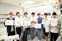 VIXXと超特急のカイ（左）。