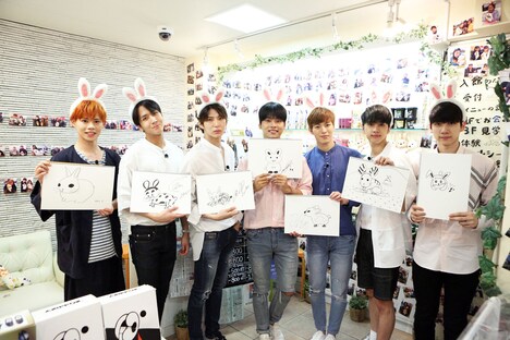 VIXXと超特急のカイ（左）。