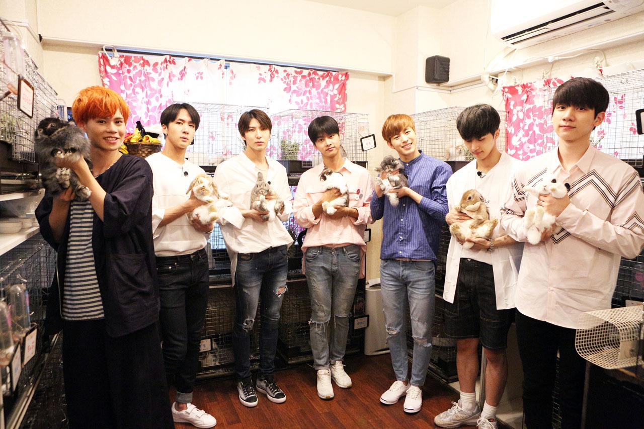 VIXXと超特急のカイ（左）。