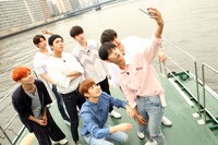 VIXXと超特急のカイ（左）。