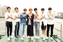 「プロジェクトVIXX」のポーズを決めるVIXXと超特急のカイ（中央）。