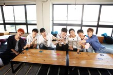 VIXXと超特急のカイ（左）。