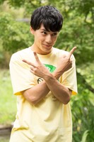 「プロジェクトVIXX」のポーズを決めるユースケ（超特急）。