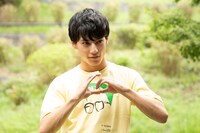 「次ナルTV-G」のポーズを決めるユースケ（超特急）。