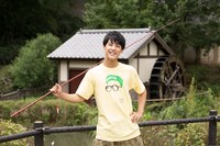 「次ナルTV-G」MCのユースケ（超特急）。