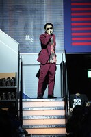 客席内の階段に現れたKREVA。