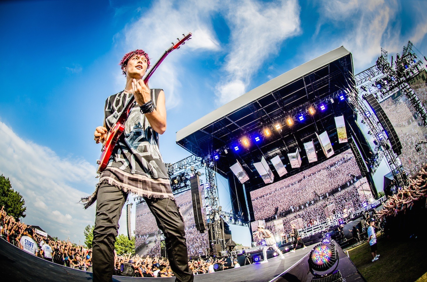 人気画像9位は「ONE OK ROCK史上最大規模ワンマンで“世界一大事な”11万人を圧倒」より、Toru（G）。（Photo by JulenPhoto）