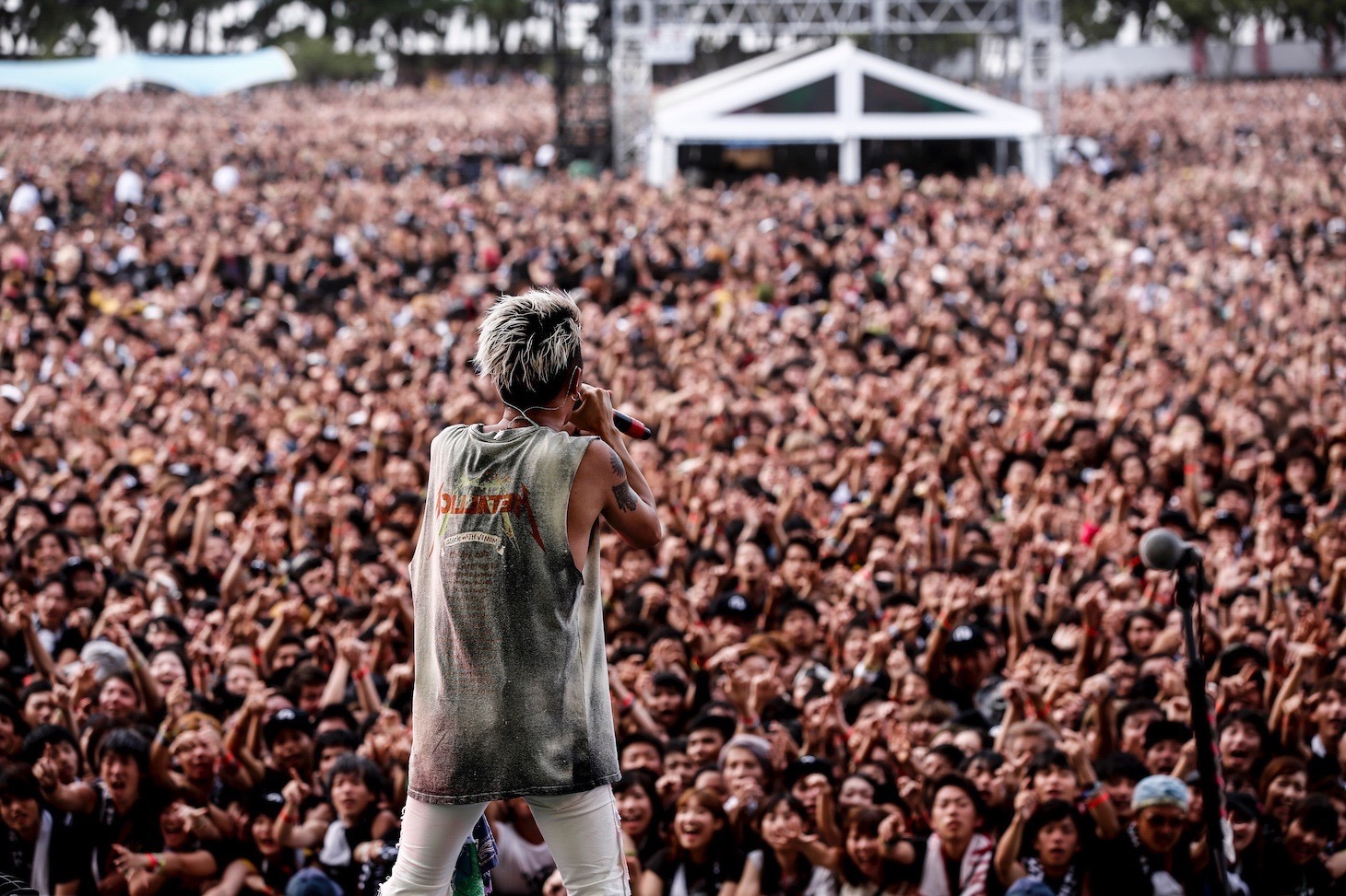 「ONE OK ROCK 2016 SPECIAL LIVE IN NAGISAEN」の模様。（Photo by hajime kamiiisaka）