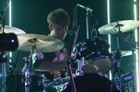 岩野亨（Dr）（写真提供：ポニーキャニオン）