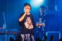 竹縄航太（Vo, G, Piano）（写真提供：ポニーキャニオン）