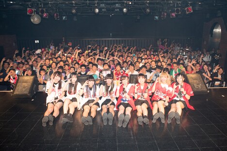 エンディングでの記念撮影の様子。