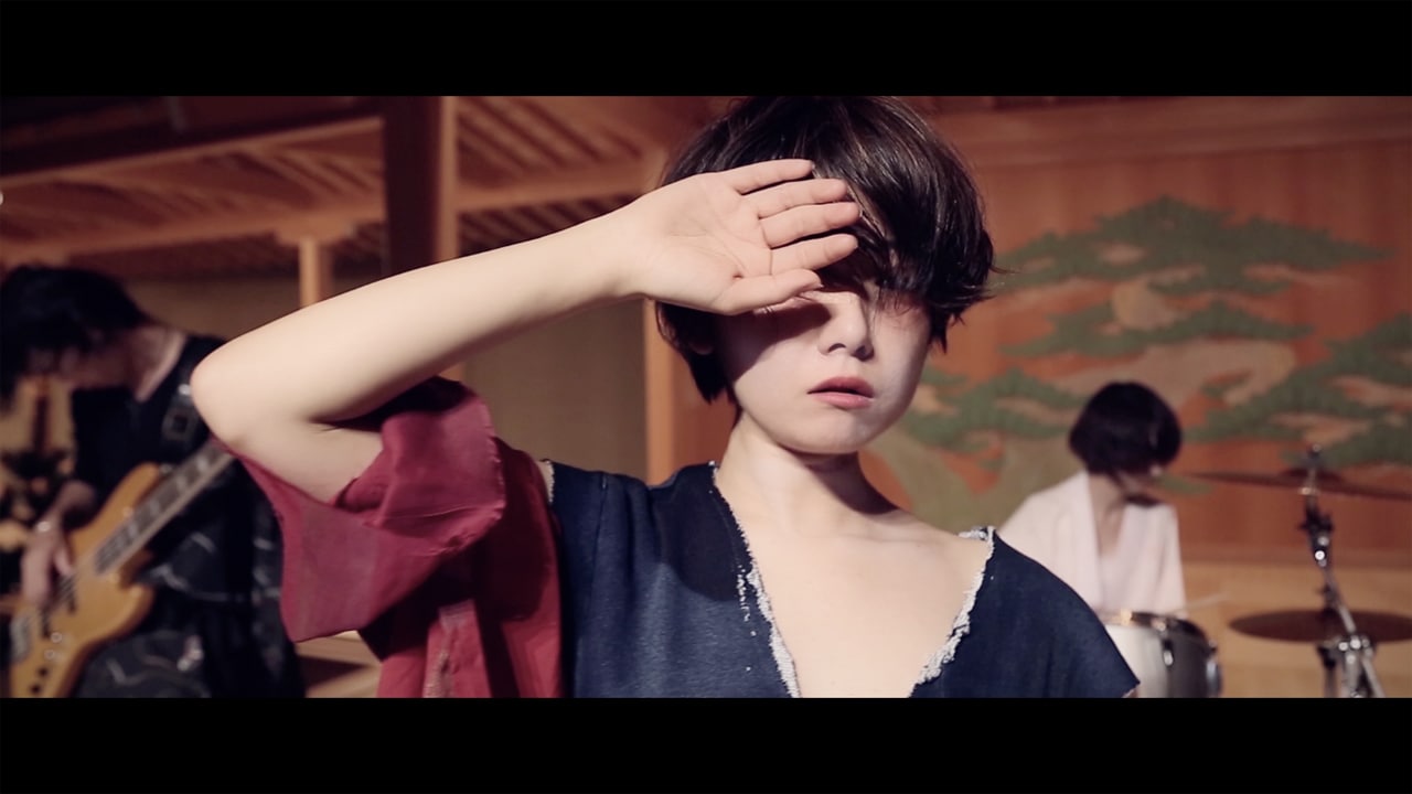 少年がミルク「セピア座の乱」ミュージックビデオのワンシーン。