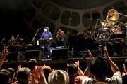 「難波弘之 鍵盤生活40周年記念ライブ ～一生 鍵 命～」での山下達郎ゲスト出演時の様子。（撮影：金丸雅代）