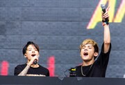 「ULTRA KOREA」でパフォーマンスしたKSUKEとエンバ。
