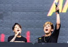 「ULTRA KOREA」でパフォーマンスしたKSUKEとエンバ。