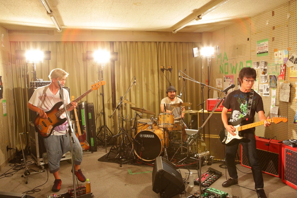 9月1日に京都・立命館大学にて開催されたくるり「くるりの部室ライブ」の様子。