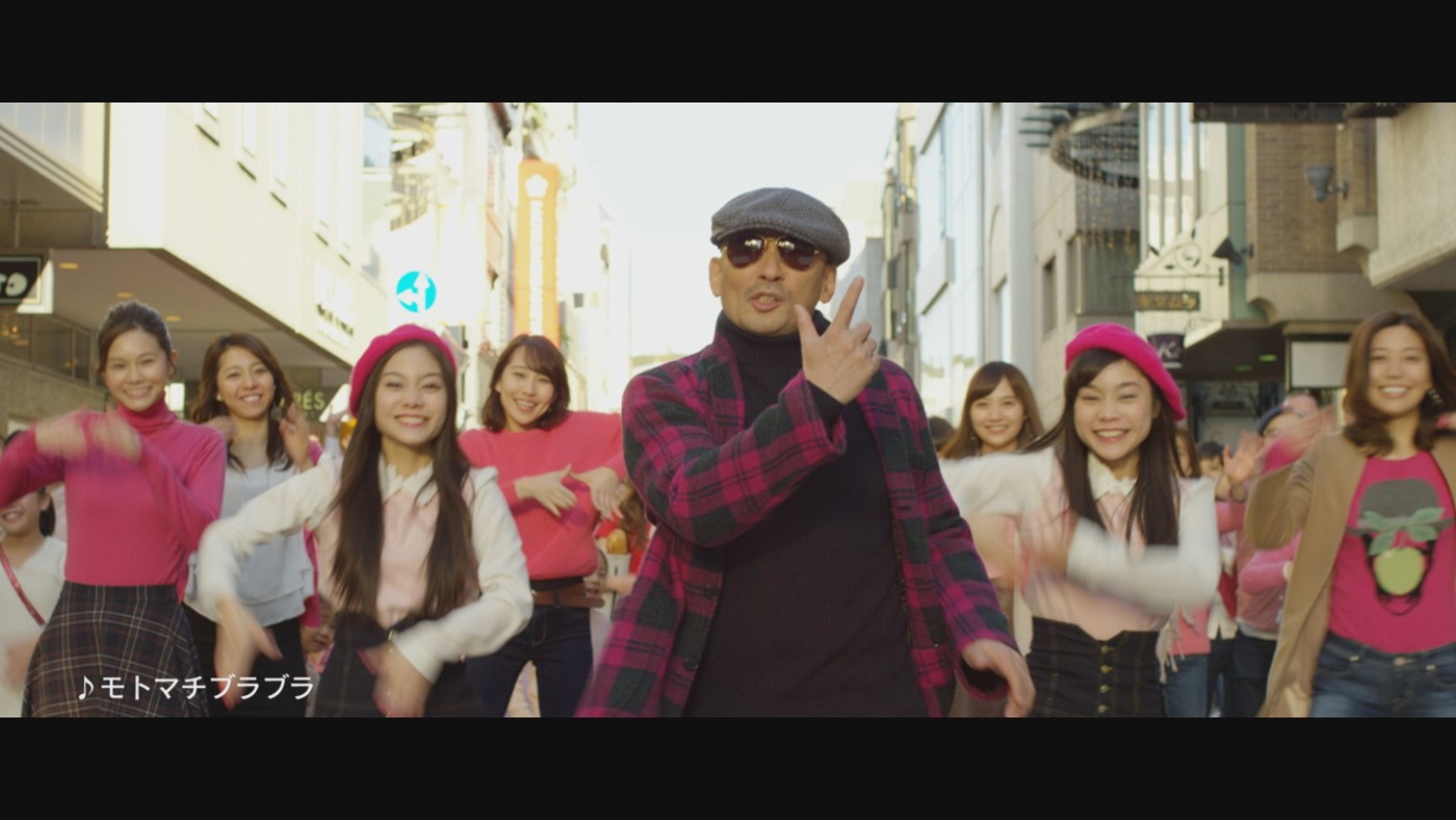 横浜元町ショッピングストリート「チャーミングセール」のCM「モトマチブラブラ秋」編のワンシーン。