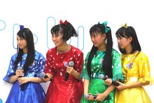 ジャグリングに挑戦する小泉遥香を見守る辻野かなみ、坂井仁香、吉川ひより、永坂真心。（撮影：中村大吾）