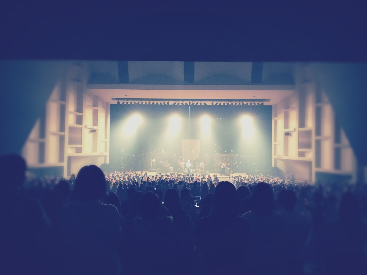 平井大「Live Tour 2016 ～Life is Beautiful～」東京・昭和女子大学人見記念講堂公演の様子。（写真提供：エイベックス・ミュージック・クリエイティヴ）