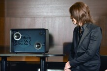 「グロリアス」を流すLyric speakerを見つめるTAKURO。