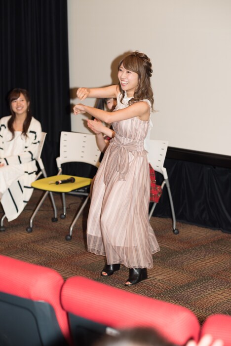 「指令ゲーム」でダンスを踊る山木彩乃。(写真提供:株式会社ジョブ・ネット)