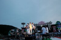 「SMBC / 三井住友銀行 Presents 超いきものまつり2016 地元でSHOW!! ～厚木でしょー!!!～ Supported by 爽健美茶」の様子。（写真提供：EPICレコードジャパン）