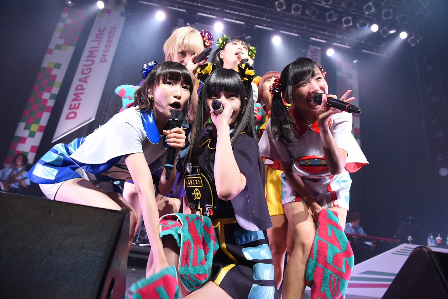 でんぱ組.incによるライブの様子。