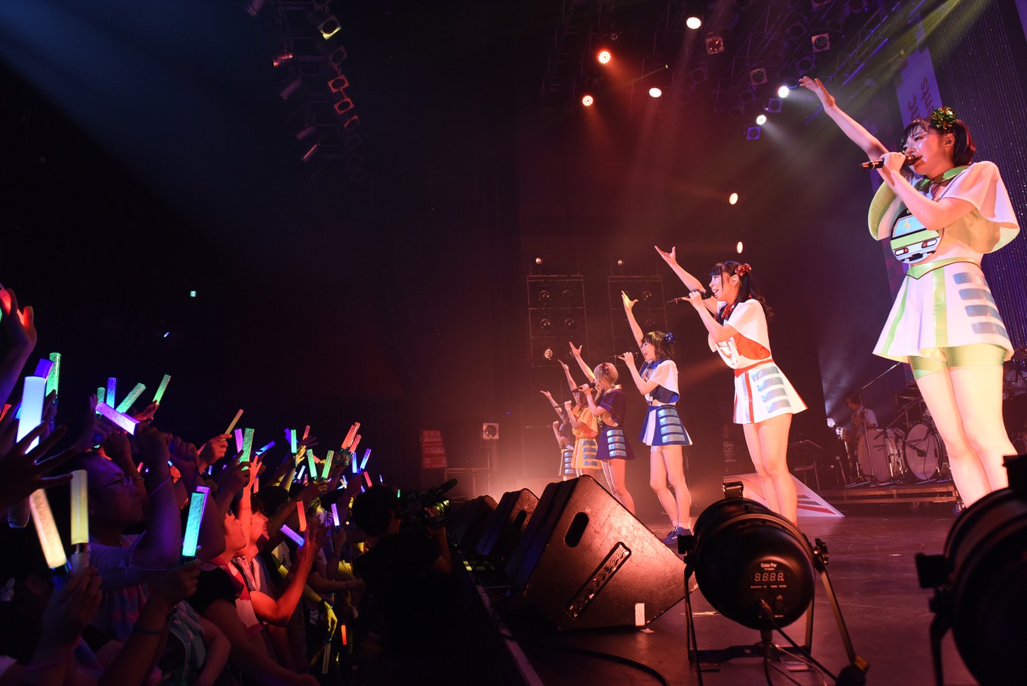 でんぱ組.incによるライブの様子。