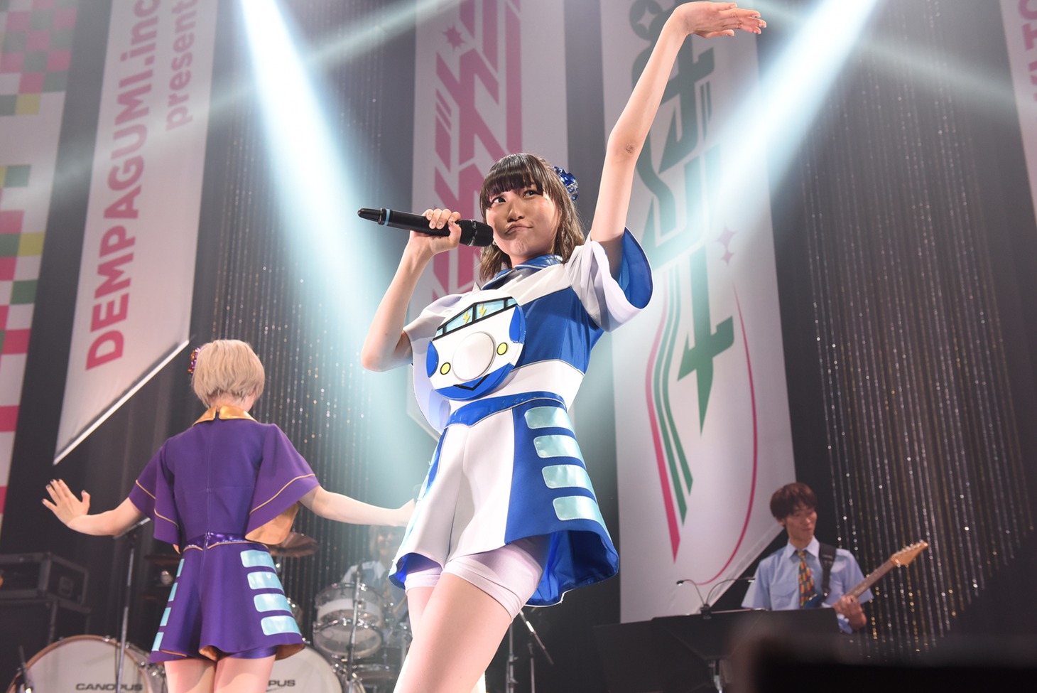 でんぱ組.incによるライブの様子。
