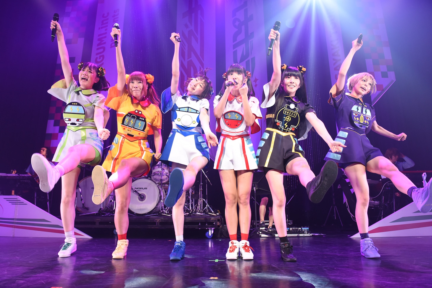 でんぱ組.incによるライブの様子。