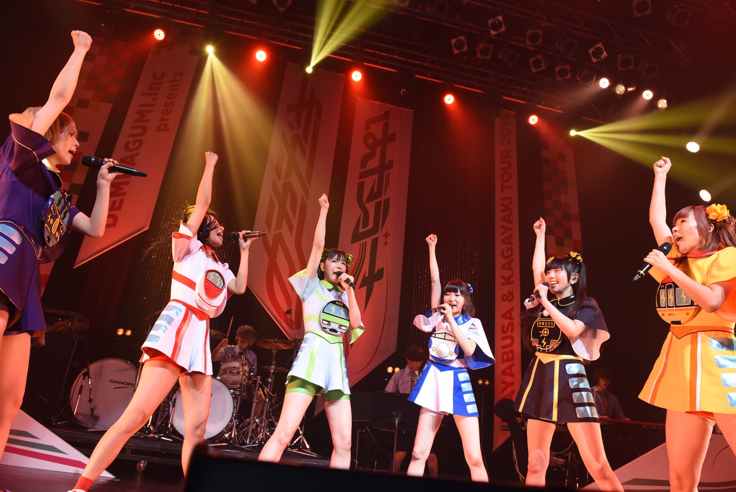 でんぱ組.incによるライブの様子。