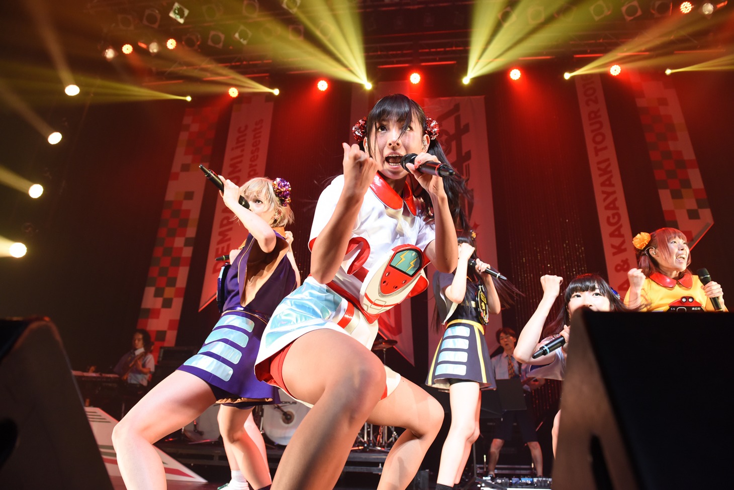 でんぱ組.incによるライブの様子。