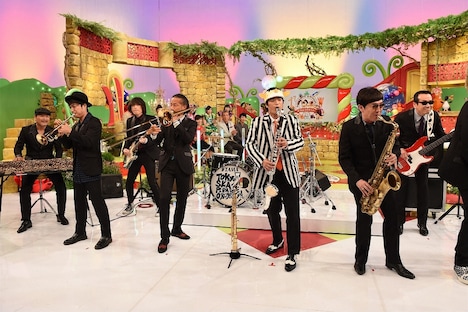 東京スカパラダイスオーケストラとさかなクンのコラボの様子。(c)TBS