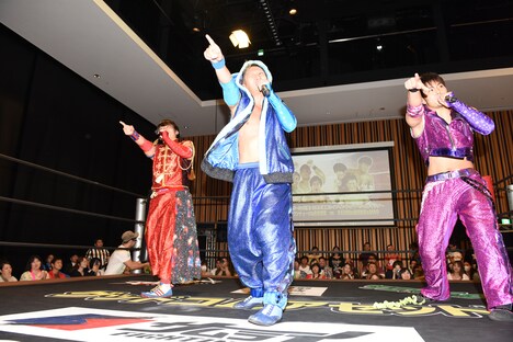 NωAによる「ネバギバ☆I LOVE YOU」歌唱の様子。