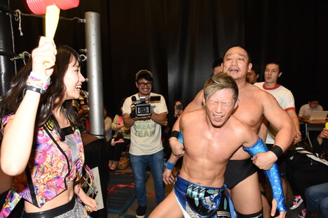 大石真翔にピコピコハンマーを連打する佐保明梨。