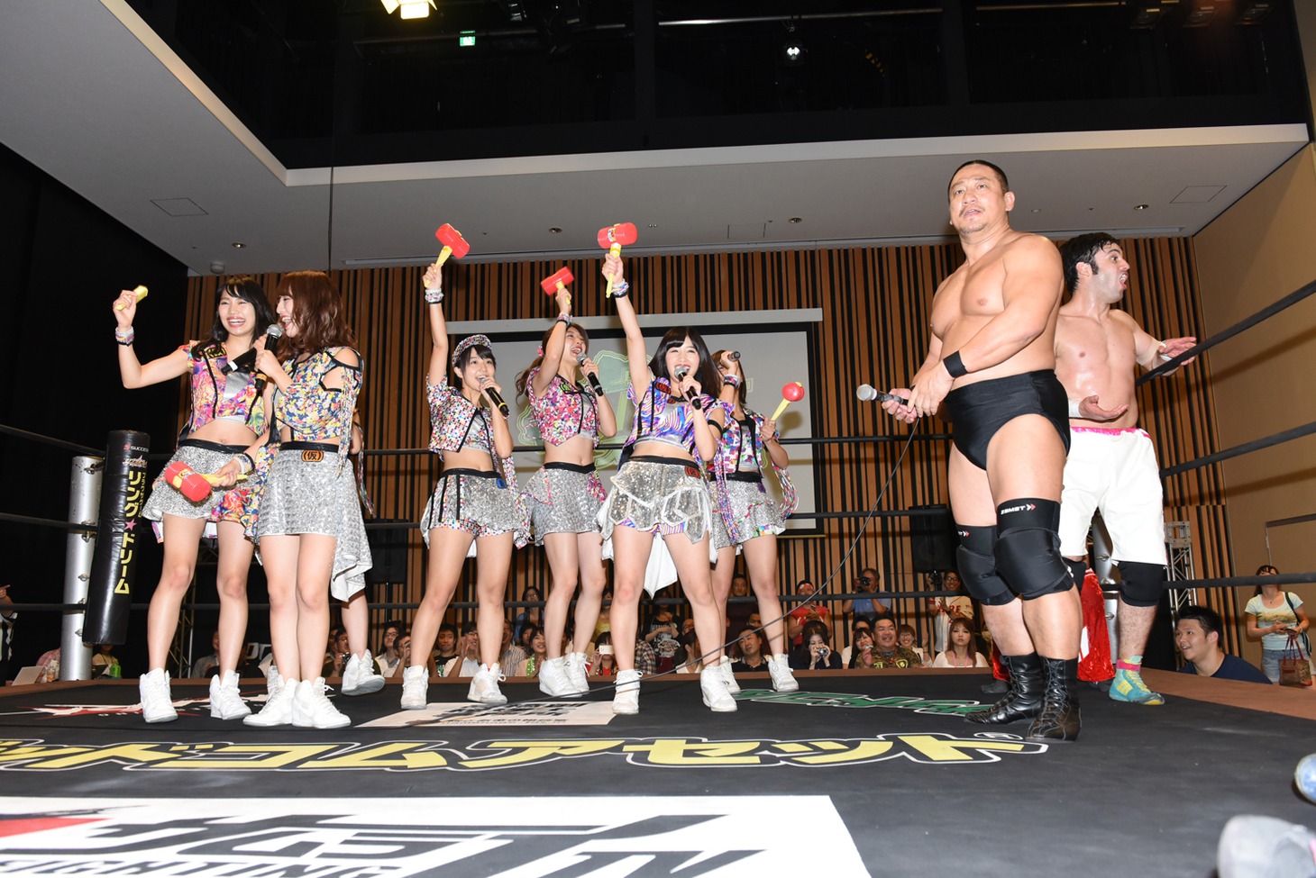 高木三四郎チームが勝利し喜ぶアップアップガールズ（仮）。