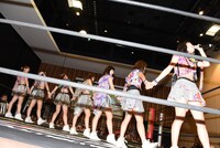 アップアップガールズ（仮）によるライブの様子。