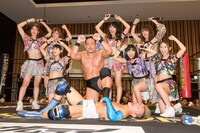高木三四郎と共に勝利のファイヤーポーズを行うアップアップガールズ（仮）と横たわる大石真翔。