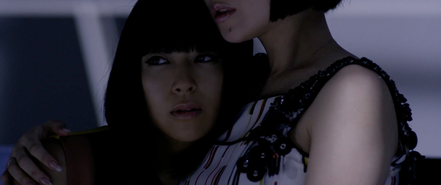 宇多田ヒカル「二時間だけのバカンス featuring 椎名林檎」ミュージックビデオのワンシーン。