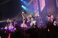 でんぱ組.inc、Wiennersによる「でんぱれーどJAPAN」コラボの様子。（写真提供：ディア・ステージ）