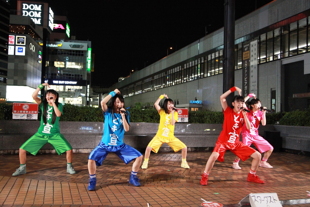 ゲリラライブを行うときめき▽宣伝部。（撮影：木元理）