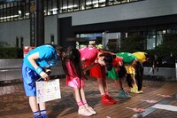 ゲリラライブを行うときめき▽宣伝部。（撮影：木元理）